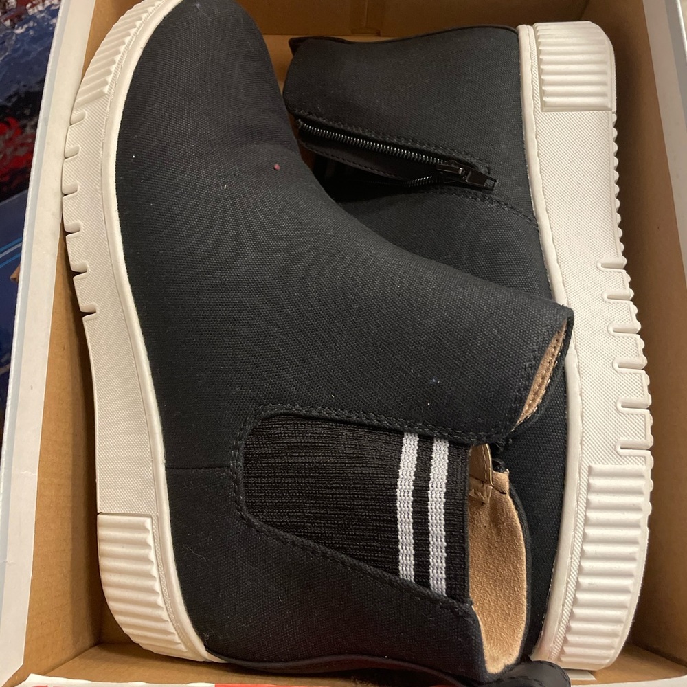 BNIB Natural Soul size 10 sneaker boots